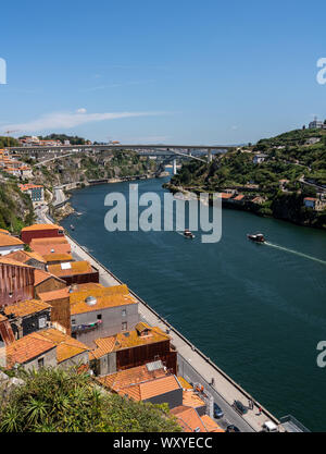 Vue vers le fleuve Douro à partir de la partie supérieure du pont en acier à Porto