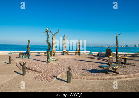 Le rond-point de la mer parc de sculpture sur le Malecon boardwalk, Puerto Vallarta, Jalisco, Mexique. Banque D'Images