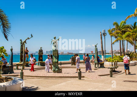 Le rond-point de la mer parc de sculpture sur le Malecon boardwalk, Puerto Vallarta, Jalisco, Mexique. Banque D'Images