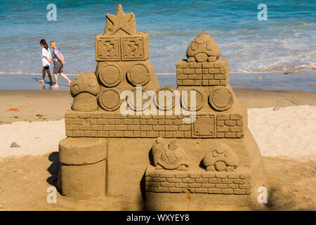 Sculptures de sable sur la plage de Los Muertos beach, Puerto Vallarta, Jalisco, Mexique. Banque D'Images