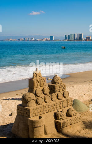 Sculptures de sable sur la plage de Los Muertos beach, Puerto Vallarta, Jalisco, Mexique. Banque D'Images