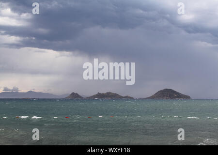 Lourd, les nuages de tempête sur l'océan, annoncent l'arrivée d'une tempête. Magnifiquement illuminés nuages sombres et des reflets dans l'eau de l'océan. Banque D'Images