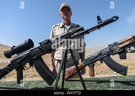 (190918) -- DOUCHANBE, 18 septembre 2019 (Xinhua) -- La Fédération de fusils automatiques AKM (L) et AK-74 sont vus au cours de l'exercice militaire-2019 Centre Région à Douchanbé, Tadjikistan, le 18 septembre, 2019. Tsentr-2019 (Centre-2019) d'exercices militaires impliquant huit pays ont commencé lundi dans la Russie, le Kazakhstan et le Tadjikistan, le Ministère russe de La Défense a déclaré dans un communiqué mardi. Un total de 128 000 soldats, plus de 20 000 unités d'armes et de matériel militaire, environ 600 avions et jusqu'à 15 navires et navires d'appui à la formation de plusieurs exercices sur les motifs dans les trois pays Banque D'Images