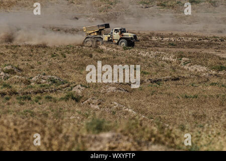 (190918) -- DOUCHANBE, 18 septembre 2019 (Xinhua) -- Un véhicule d'artillerie GRAD va à position au cours de l'exercice militaire-2019 Centre à Douchanbé, Tadjikistan, région sur Septembre 18, 2019. Tsentr-2019 (Centre-2019) d'exercices militaires impliquant huit pays ont commencé lundi dans la Russie, le Kazakhstan et le Tadjikistan, le Ministère russe de La Défense a déclaré dans un communiqué mardi. Un total de 128 000 soldats, plus de 20 000 unités d'armes et de matériel militaire, environ 600 avions et jusqu'à 15 navires et navires d'appui à la formation de plusieurs exercices sur les motifs dans les trois pays et la Banque D'Images