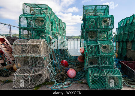 Pile de casiers à homards sur un quai Banque D'Images