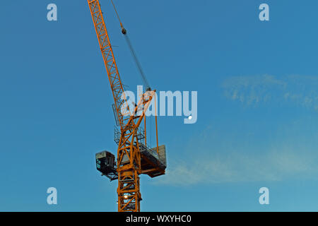 Grue de construction isolé contre le ciel bleu Banque D'Images