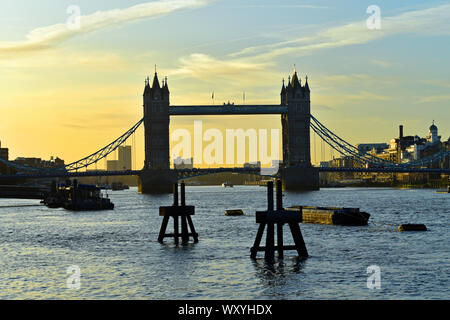 Pont de la Tamise en silhouette à l'aube avec Tamise en premier plan Banque D'Images