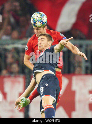 Munich, Allemagne. 18 sept., 2019. Munich, Allemagne. 18 sept., 2019. Benjamin PAVARD, FCB 5 concurrence pour la balle, s'attaquer, duel, l'en-tête, zweikampf, action, lutte contre Milan PAVKOV, Belgrade Nr.9 FC BAYERN MUNICH - ÉTOILE ROUGE BELGRADE Football UEFA Champions League , Munich, le 13 mars 2019, de la saison 2019/2020, l'étape de groupe, groupe B, FCB, rouges, Bavaria, Roter Stern, München, © Peter Schatz / Alamy Live News Banque D'Images