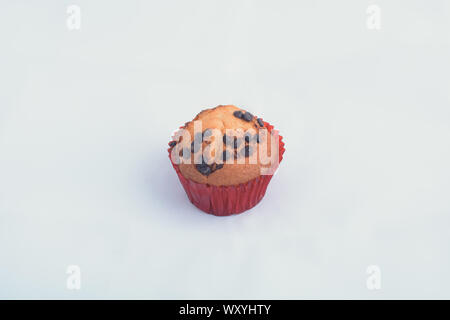 Muffins aux pépites de chocolat blanc sur fond isolé. Banque D'Images
