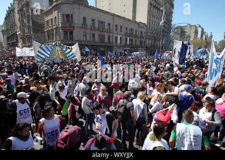 Buenos Aires, Buenos Aires, Argentine. 18 Sep, 2019. Les sénateurs de l'Argentine approuve le projet de loi alimentaire d'urgence dans un contexte de crise économique alors que les organisations sociales organiser une manifestation devant le Congrès national. Credit : Claudio Santisteban/ZUMA/Alamy Fil Live News Banque D'Images