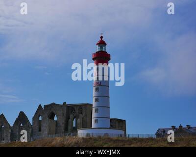 Abbaye Saint-Mathieu de Fine-Terre pointe saint Mathieu phare , Phare , blanc et rouge , saint Mathieu phare Banque D'Images