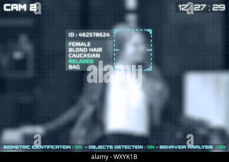 Simulation d'un écran de caméras CCTV avec la reconnaissance faciale. La reconnaissance du visage d'une femme. Banque D'Images