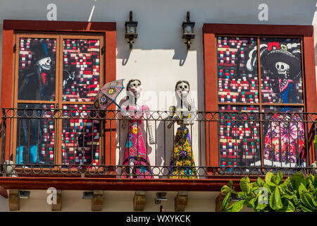 Jour des morts sur le balcon de la fenêtre de la boutique Malecon, Puerto Vallarta, Jalisco, Mexique. Banque D'Images