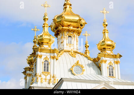 Peterhof, Saint Petersburg, Russie, août 2019. Détail de la décoration et de dômes dorés de l'église royale, un magnifique musée de coire néoclassique Banque D'Images