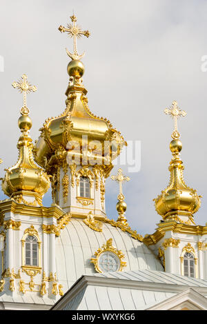 Peterhof, Saint Petersburg, Russie, août 2019. Détail de la décoration et de dômes dorés de l'église royale, un magnifique musée de coire néoclassique Banque D'Images