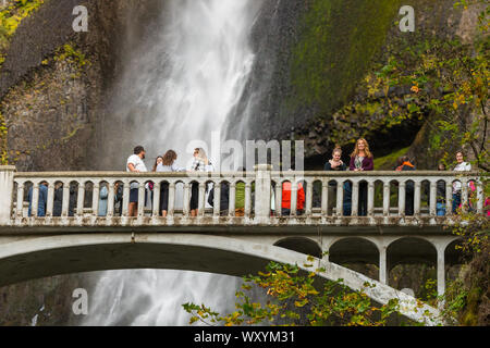 Les touristes sur le pont au-dessus de la cascade de Multnomah en ORegon Banque D'Images