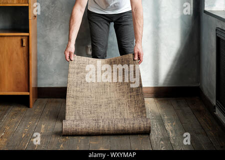 Gros plan du man tapis roulant avant de pratiquer le yoga à l'intérieur. Pas de vue de face Banque D'Images