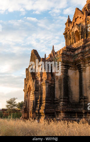 Photo verticale de beau coucher de soleil lumière dans les murs de l'Thitsarwadi Temple situé dans la région de Bagan, Myanmar Banque D'Images