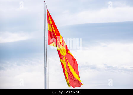 Drapeau de Macédoine du Nord sur fond gris Banque D'Images