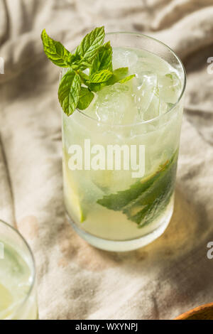 Sweet Mint Mojito Rhum avec Limes et l'eau gazeuse Banque D'Images