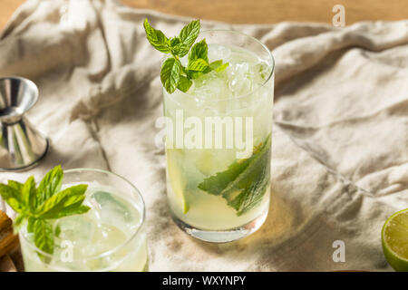 Sweet Mint Mojito Rhum avec Limes et l'eau gazeuse Banque D'Images