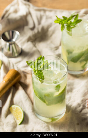 Sweet Mint Mojito Rhum avec Limes et l'eau gazeuse Banque D'Images