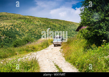 Brezovica, Kosovo - le 28 juillet 2019. Montagnes Brezovica en été avec de vieux vintage car aller sur le chemin de terre Banque D'Images