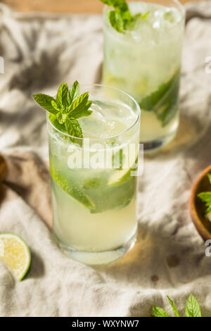 Sweet Mint Mojito Rhum avec Limes et l'eau gazeuse Banque D'Images