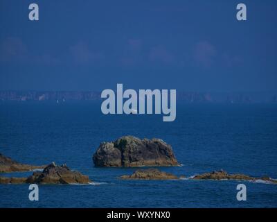 Photo de falaises dans la mer , à coté de la pointe saint matieu , rocher Banque D'Images