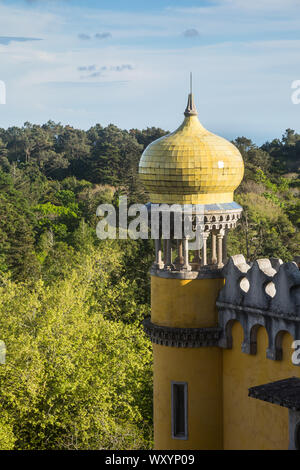 Tourelle/tour à dôme jaune de style mauresque au château de Pena Palace (Palácio da Pena), Sintra, Portugal, au XIXe siècle. Banque D'Images