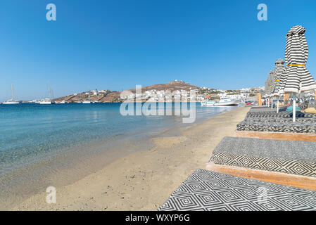 Vue de la plage d'Ornos et village - île de Mykonos - Grèce - mer Egéé Banque D'Images