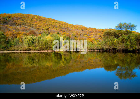 Paysage de montagne, lac et chaîne de montagnes. L'été dans la région de montagne. Réflexion dans l'eau Banque D'Images