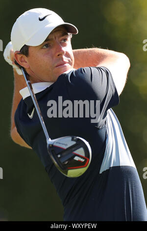 WENTWORTH, Angleterre le 18 septembre Rory McIlroy tees off au BMW PGA Championship Pro Am au Wentworth Club, London le mercredi 18 septembre 2019. (Crédit : Jon Bromley | MI News) usage éditorial uniquement, licence requise pour un usage commercial. Photographie peut uniquement être utilisé pour les journaux et/ou magazines des fins éditoriales Crédit : MI News & Sport /Alamy Live News Banque D'Images