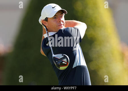 WENTWORTH, Angleterre le 18 septembre Rory McIlroy tees off au BMW PGA Championship Pro Am au Wentworth Club, London le mercredi 18 septembre 2019. (Crédit : Jon Bromley | MI News) usage éditorial uniquement, licence requise pour un usage commercial. Photographie peut uniquement être utilisé pour les journaux et/ou magazines des fins éditoriales Crédit : MI News & Sport /Alamy Live News Banque D'Images