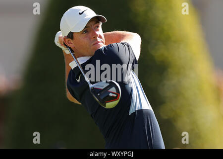 WENTWORTH, Angleterre le 18 septembre Rory McIlroy tees off au BMW PGA Championship Pro Am au Wentworth Club, London le mercredi 18 septembre 2019. (Crédit : Jon Bromley | MI News) usage éditorial uniquement, licence requise pour un usage commercial. Photographie peut uniquement être utilisé pour les journaux et/ou magazines des fins éditoriales Crédit : MI News & Sport /Alamy Live News Banque D'Images