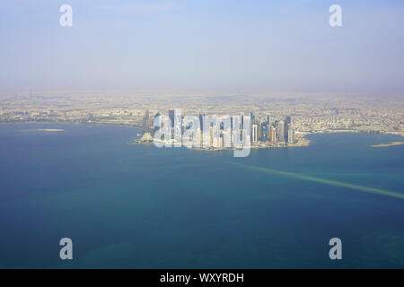 DOHA, QATAR - 17 JUN 2019- vue aérienne de la ville moderne du centre-ville de Doha. La capitale du Qatar sera l'hôte de la FIFA 2022 Coupe du Monde de soccer. Banque D'Images
