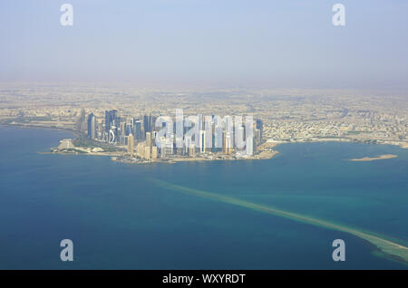 DOHA, QATAR - 17 JUN 2019- vue aérienne de la ville moderne du centre-ville de Doha. La capitale du Qatar sera l'hôte de la FIFA 2022 Coupe du Monde de soccer. Banque D'Images