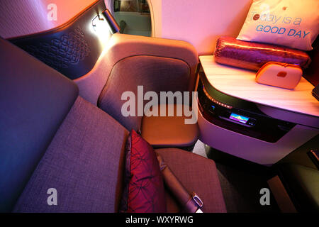 DOHA, QATAR - 17 JUN 2019 QSuites- Vue sur la classe affaires des sièges dans un Airbus A350 de Qatar Airways (QR). Banque D'Images