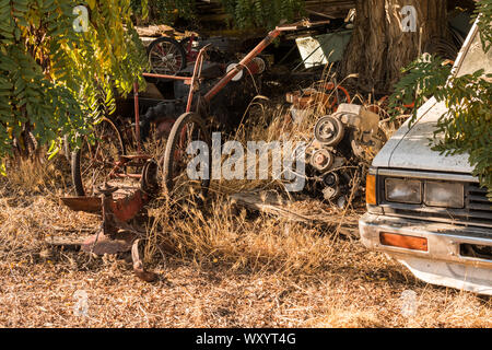 Détail d'une voiture, moteur, roues et autres pièces abandonnées dans la région de Maryhill Banque D'Images
