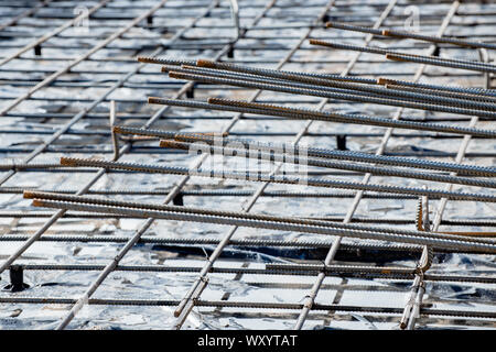 L'armature en acier et de bars en bars pour le coulage du béton sur un chantier avec une faible profondeur de champ Banque D'Images