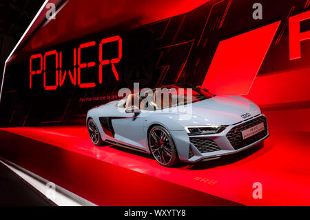 Nouveau gray Audi R8 V10 quattro performance voiture cabriolet présentée à l'IAA 2019 contre fond rouge Banque D'Images