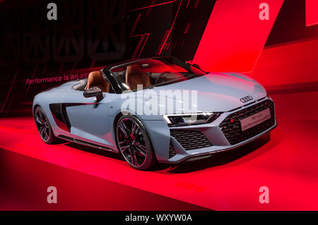 Nouveau gray Audi R8 V10 quattro performance voiture cabriolet présentée à l'IAA 2019 contre fond rouge Banque D'Images