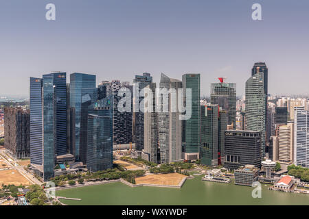Singapour - Mars 21, 2019 : coup de toit des sables bitumineux. Birds Eye View sur une partie du quartier des gratte-ciel et marina Fianacial sous fond de ciel bleu. Marina dans Banque D'Images