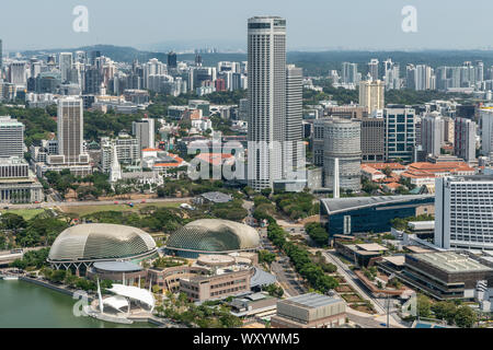 Singapour - Mars 21, 2019 : coup de toit des sables bitumineux. Birds Eye View Esplanade Theatres et le parc. Swissotel tower domine. Plus de gratte-ciel autour. Banque D'Images