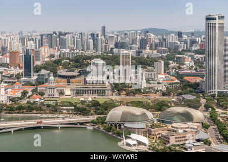 Singapour - Mars 21, 2019 : coup de toit des sables bitumineux. Birds Eye View Galerie nationale, la Cour suprême, et la cathédrale de Saint Andrews. Parc de l'Esplanade et Thea Banque D'Images