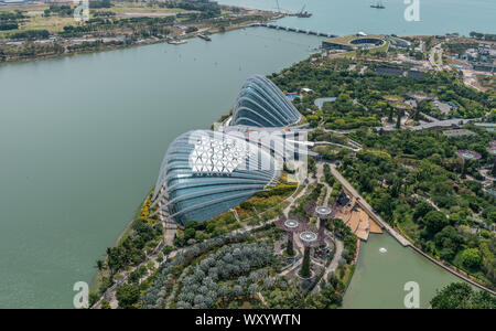 Singapour - Mars 21, 2019 : coup de toit des sables bitumineux. Birds Eye View sur un jardin vert par la baie et ses deux dômes en bordure de la plus grande super bay. Greenis Banque D'Images