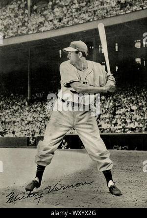 Vintage photo de joueur de baseball Mickey Vernon qui était actif dans les ligues majeures de 1940 et 1950, et est devenu un manager dans les années 60. Banque D'Images