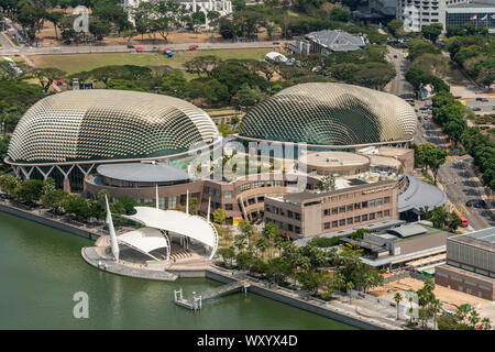 Singapour - Mars 21, 2019 : coup de toit des sables bitumineux. Birds Eye View of Esplanade Theatres avec ses deux dômes. Feuillage vert des parcs et ruelles autour de Banque D'Images