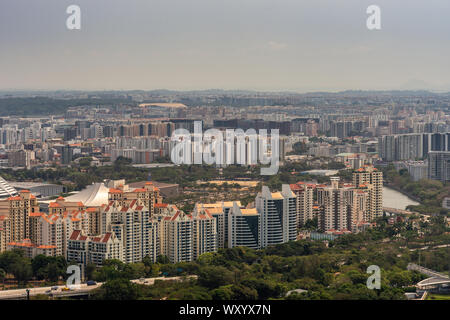 Singapour - Mars 21, 2019 : coup de toit des sables bitumineux. Birds Eye View of Tanjong toit rouge quartier complexe avec des dizaines de gratte-ciel à l'arrière. Green Banque D'Images