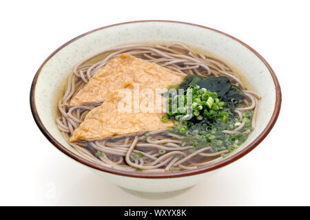 Nouilles soba d'Kitune japonais dans un bol en céramique sur fond blanc Banque D'Images